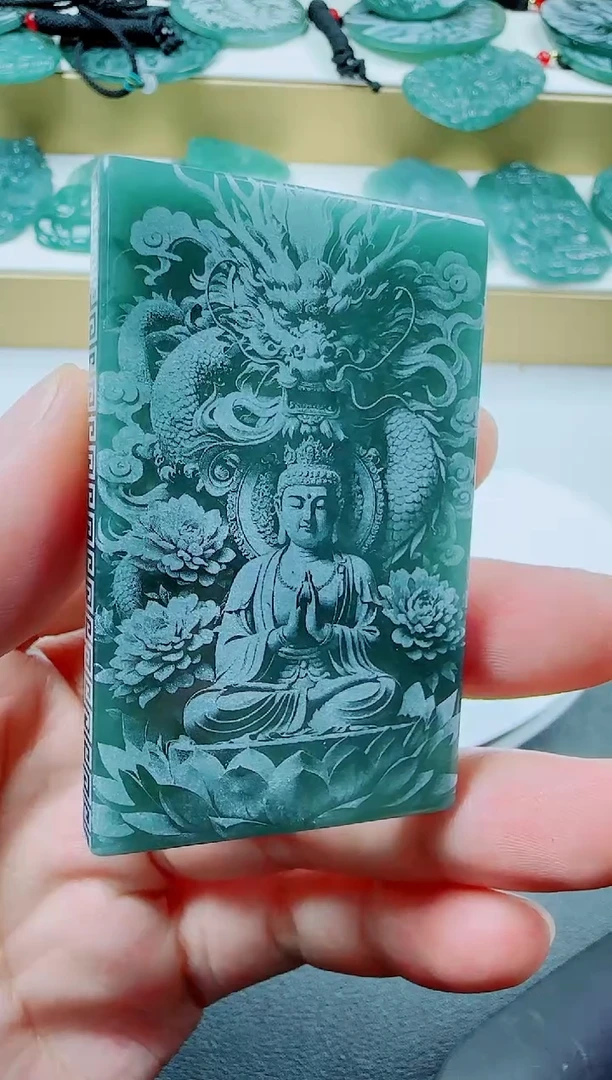 翡翠未镶嵌颈饰龙本命佛