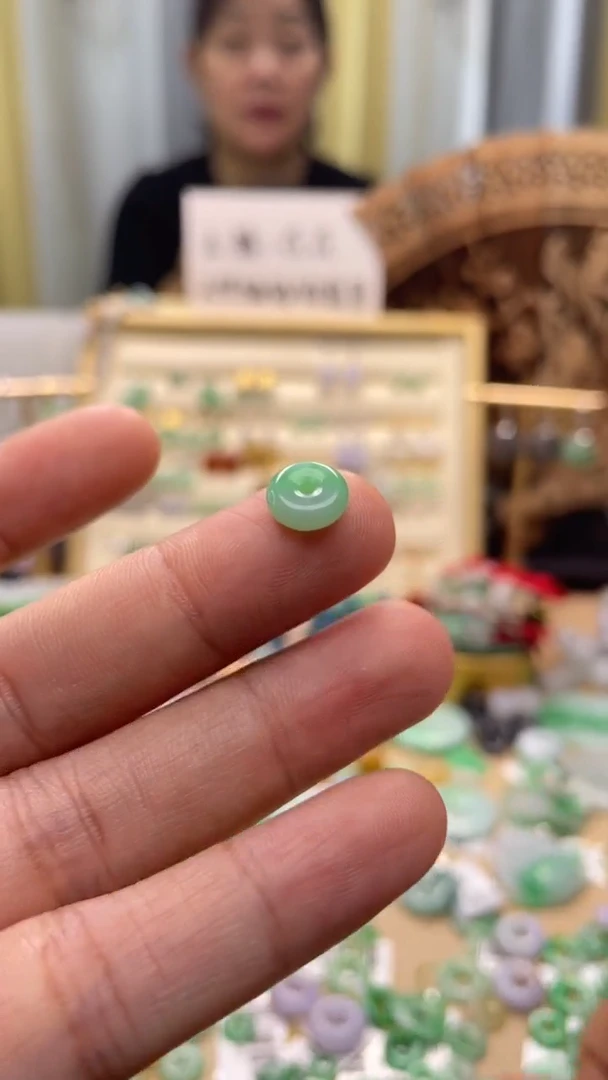 颈饰未镶嵌翡翠平安扣