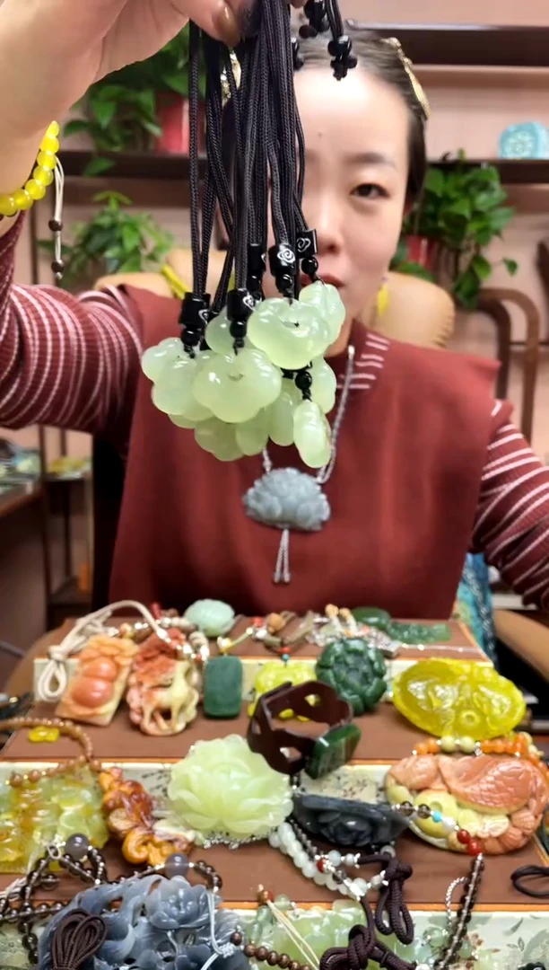 未镶嵌岫玉颈饰多样性发货发其中之一