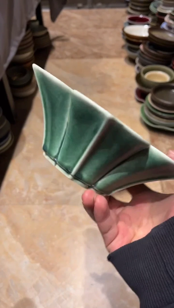 【闪购商品】瓷片660苏打绿花瓣碗1个