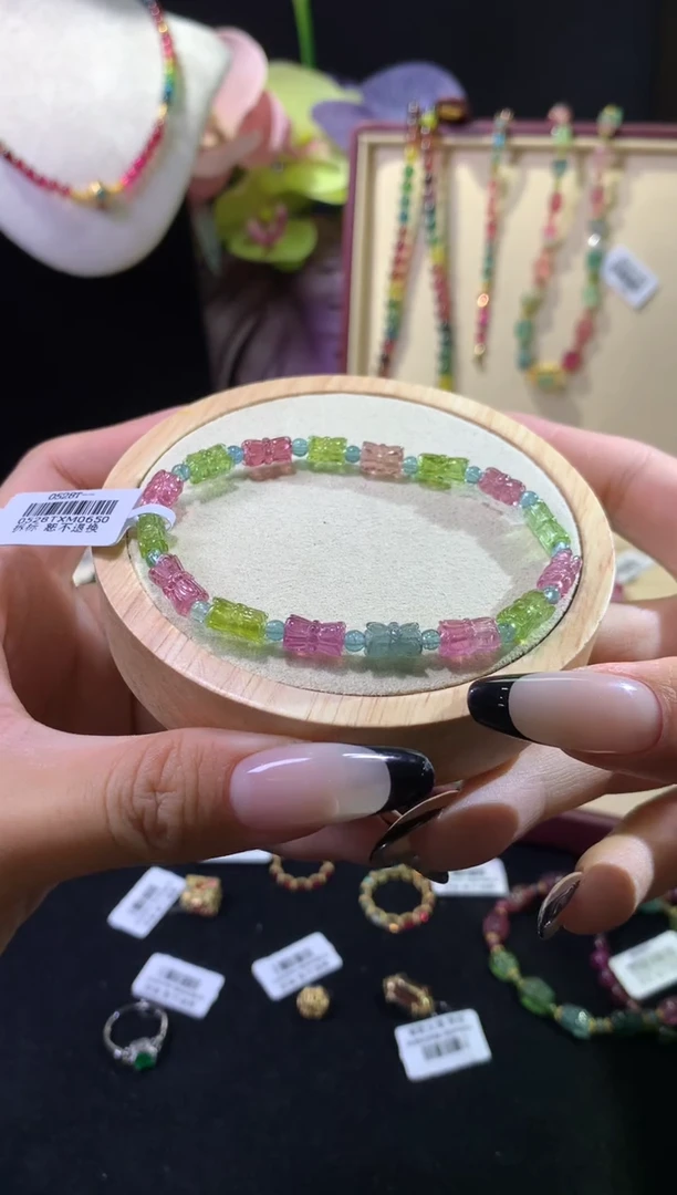 手串未镶嵌碧玺并蒂莲雕刻碧玺单圈