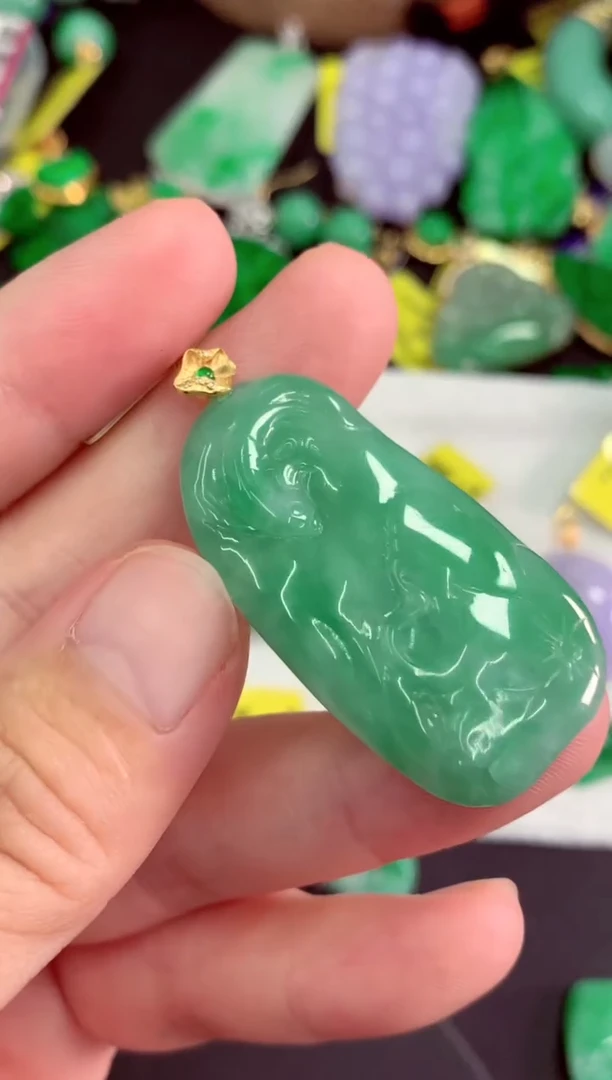 颈饰18K金镶嵌翡翠挂件