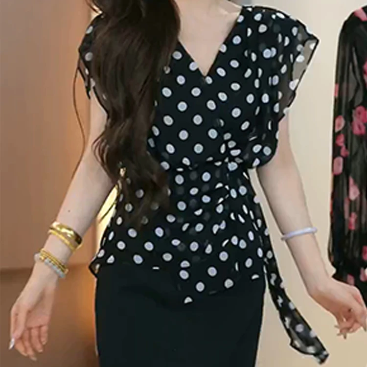 黑色波点V领百搭衬衫女款2025新款夏季别致漂亮小衫减龄休闲上衣