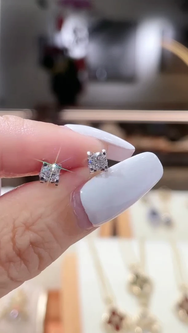 【闪购商品】实验室培育钻石耳饰18K金镶嵌耳饰