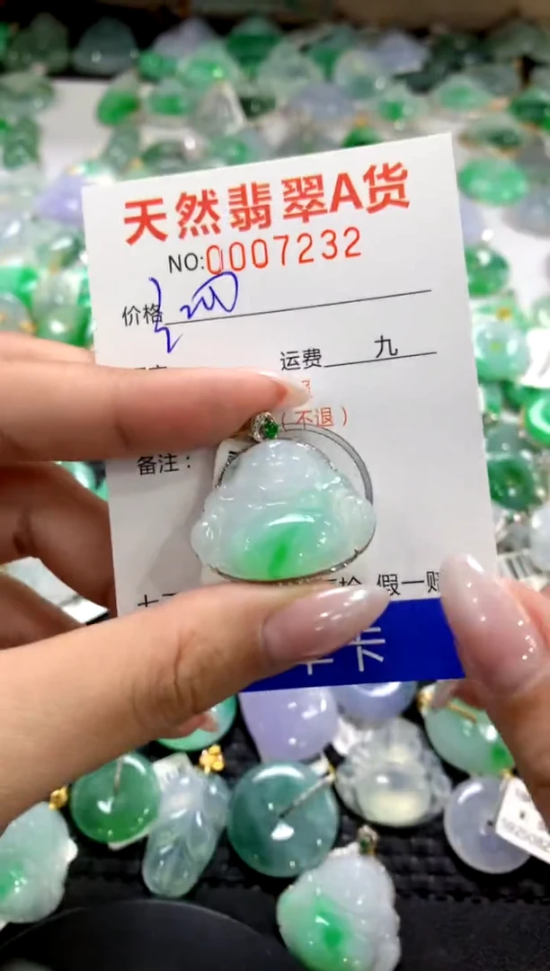 颈饰18K金镶嵌翡翠1111111111111111