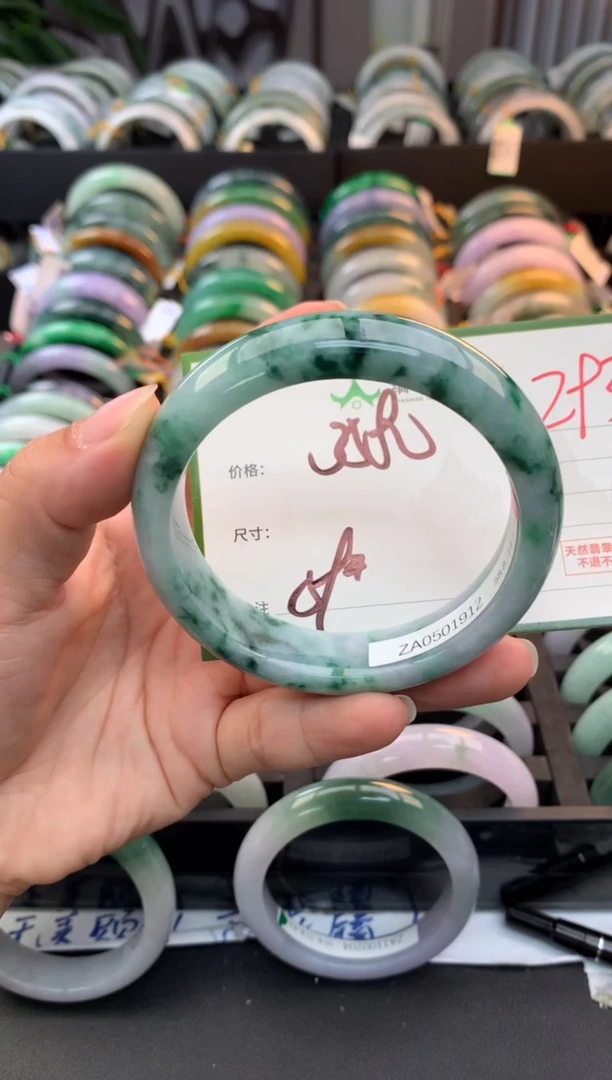 未镶嵌定制翡翠毛货需精细抛光+多人