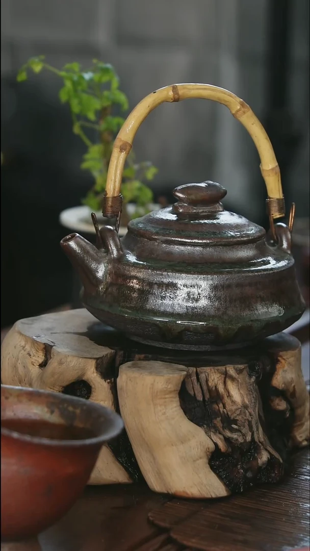 紫砂全手工提梁方准壶