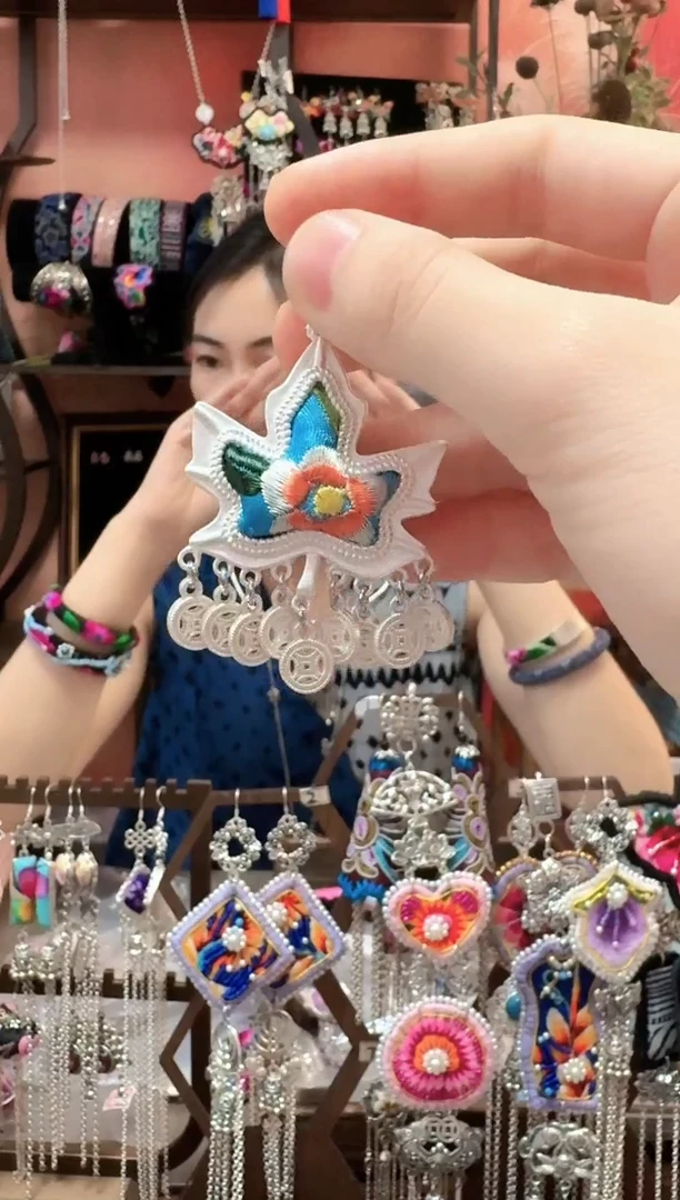 织绣云织谣民族风精美饰品   351