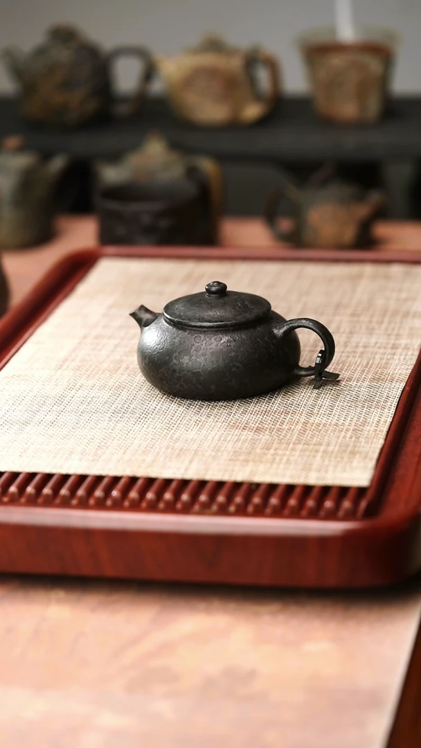 归玉堂冰碛岩重工雕刻黑豹寒江壶200cc