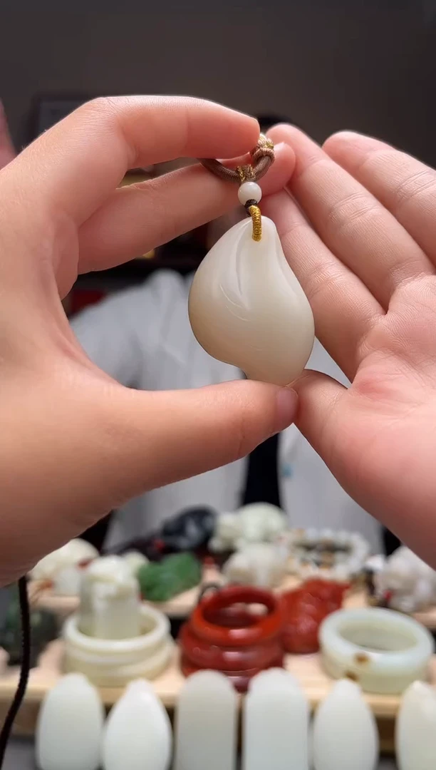 颈饰未镶嵌和田玉吊坠