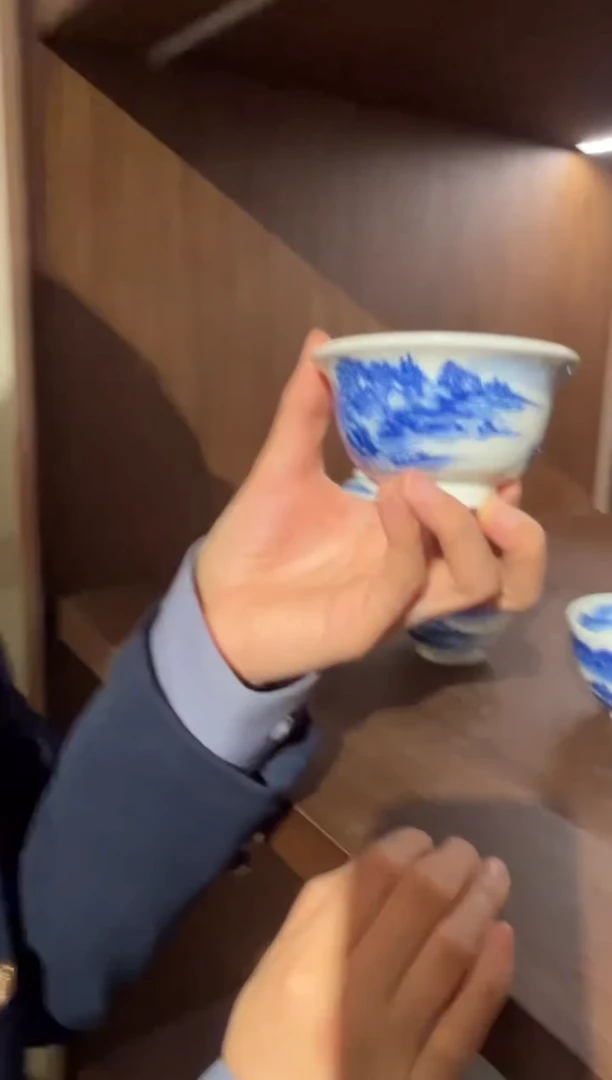 陶瓷博会青花山水压手杯