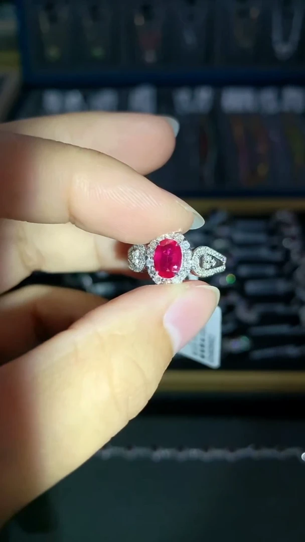 18K金镶嵌戒指红宝石1克拉