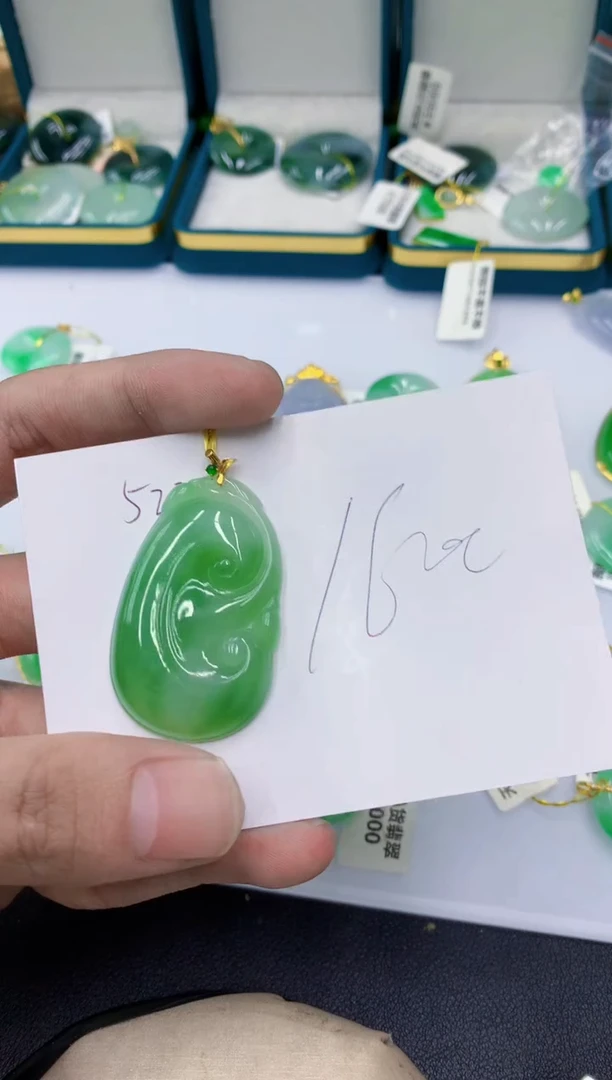 颈饰18K金镶嵌翡翠阿****梨111111