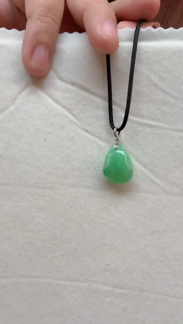 颈饰18K金镶嵌翡翠挂件