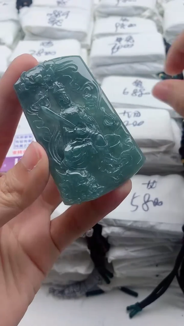 翡翠未镶嵌颈饰··········