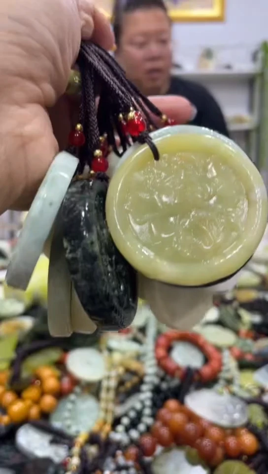 未镶嵌岫玉吊坠多样性发货发其中一件