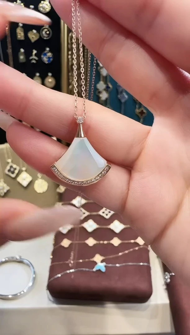 18K金镶嵌项链钻石裙子吊坠（配银链）