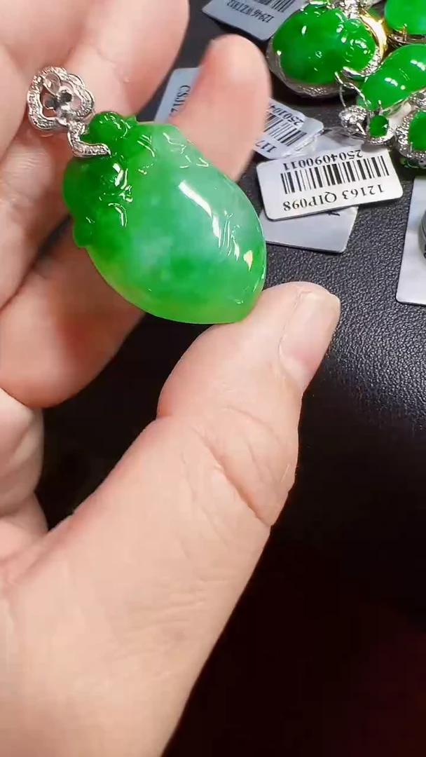 颈饰18K金镶嵌翡翠瓜