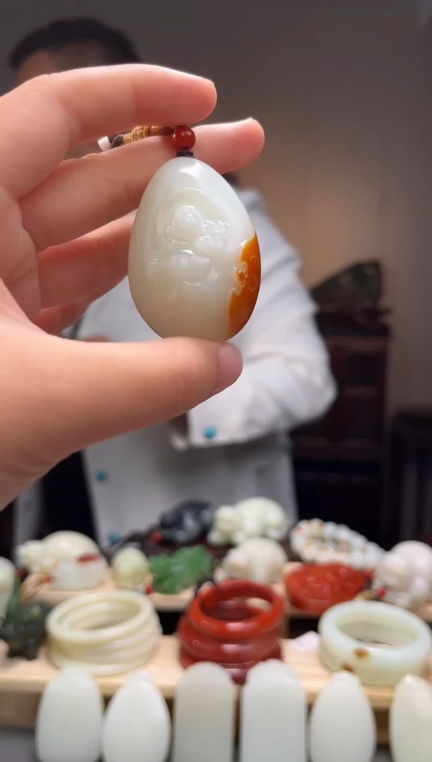 颈饰未镶嵌和田玉吊坠