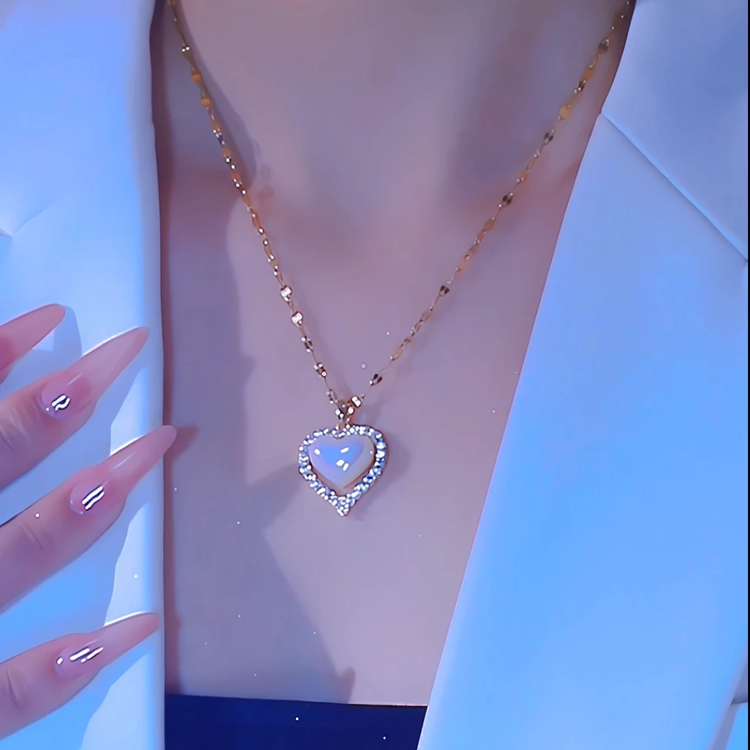 钛钢项链 新款轻奢微镶爱心项链女精致简约时尚镶嵌透明坠链