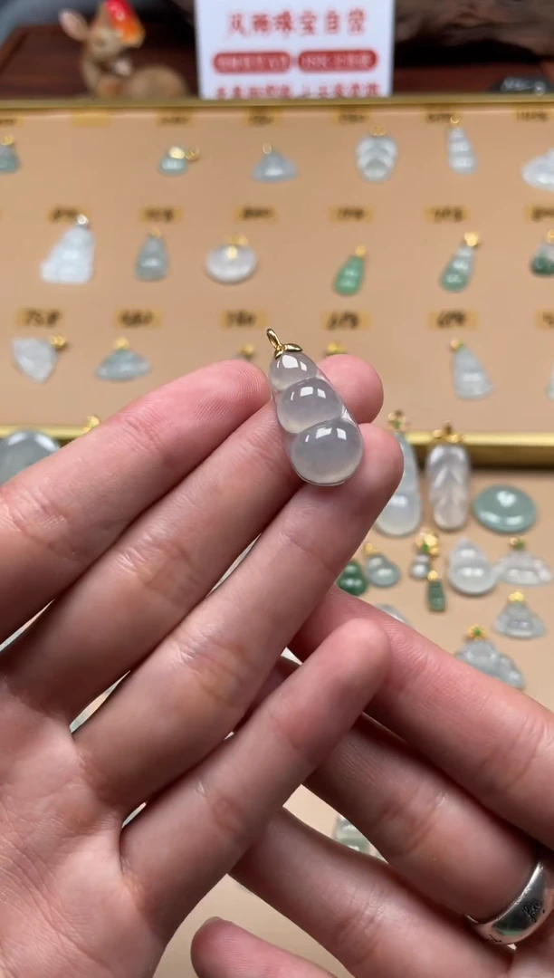 翡翠18K金镶嵌颈饰豆子