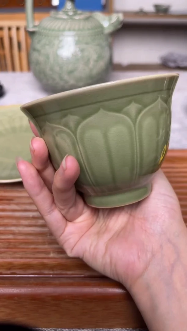 瓷器橄榄绿莲瓣大容量主人杯 微瑕