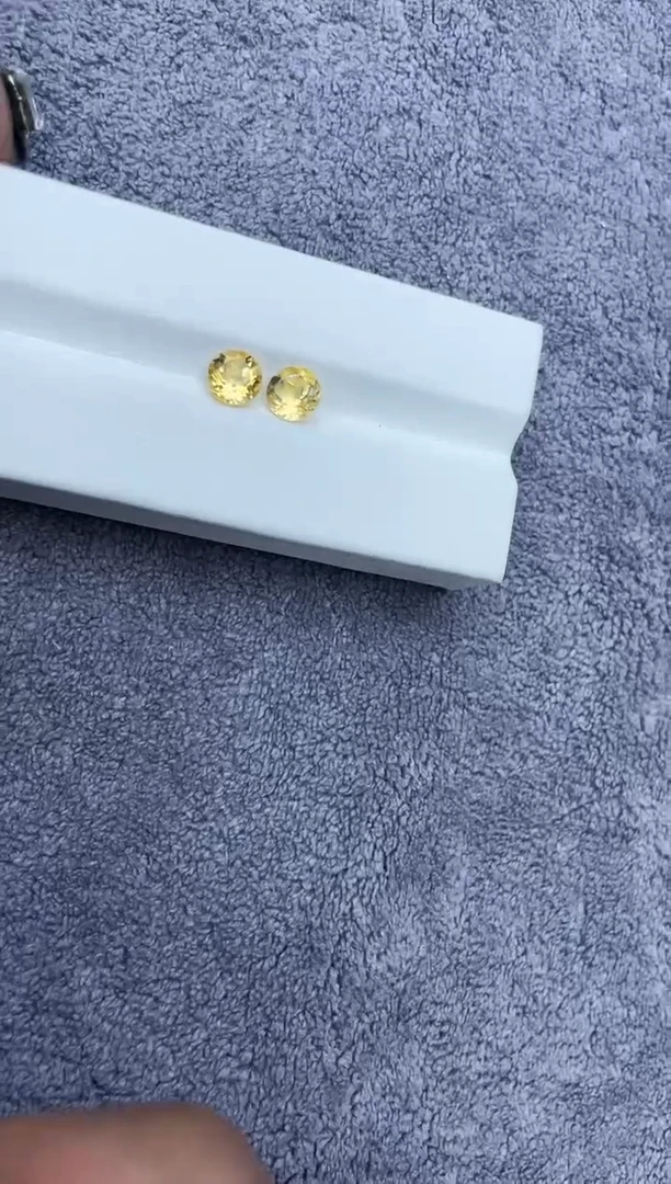 未镶嵌笔搁黄晶一对