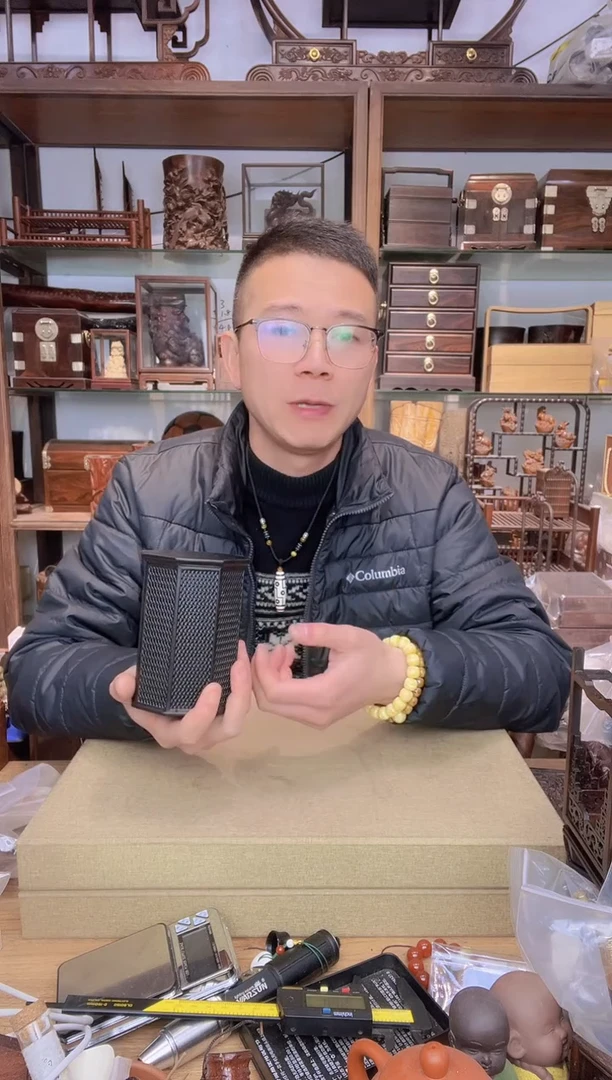 【闪购商品】乌木类书架801紫光檀八角雕刻笔筒  瑕疵