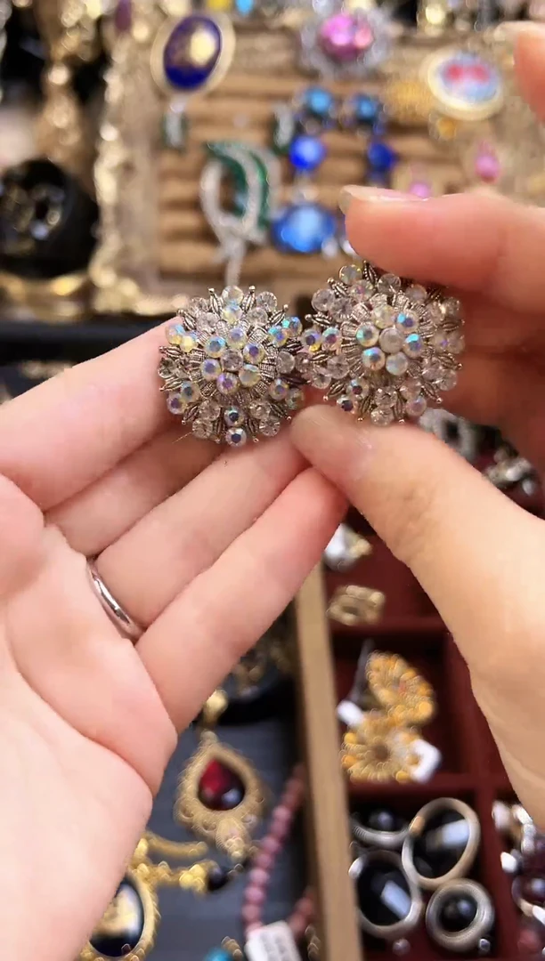 中古饰品 默认微瑕 N退换(货品总金额：129元，运费不退)