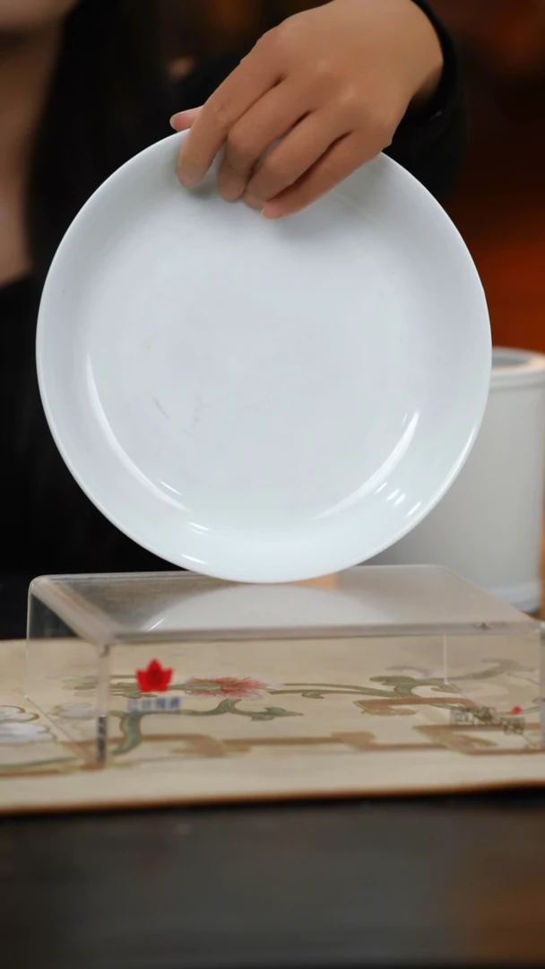 2个微瑕白胎8英寸深呙盘（无底款）