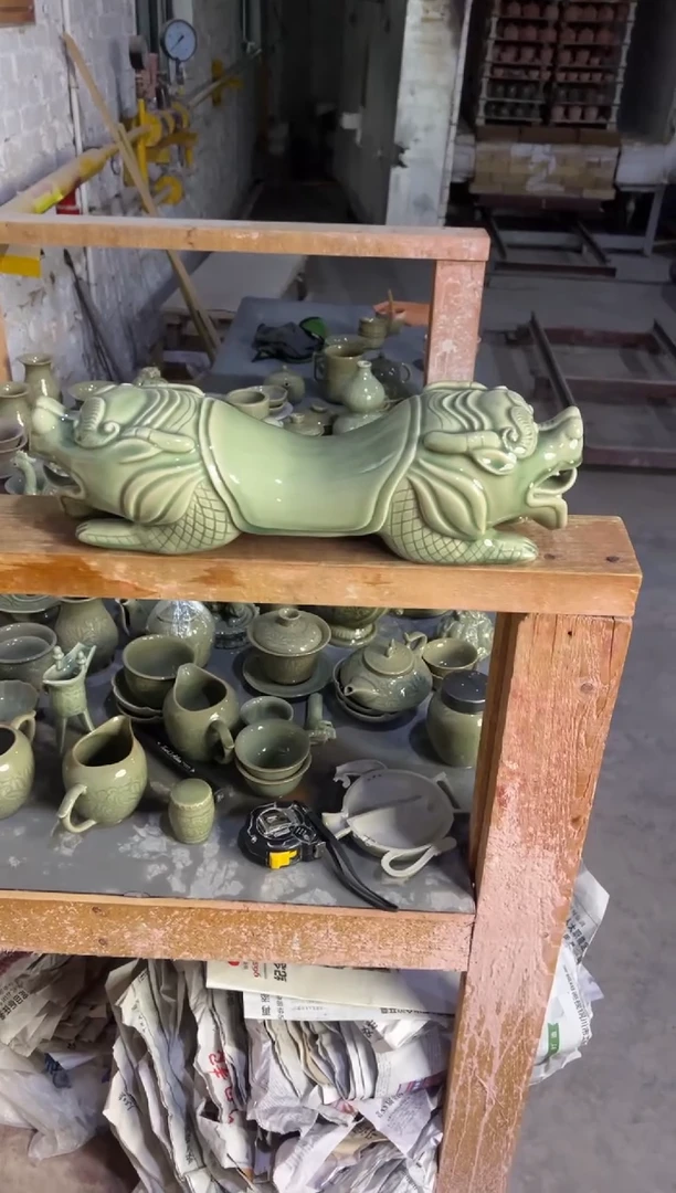 微瑕耀州窑青瓷貔貅枕