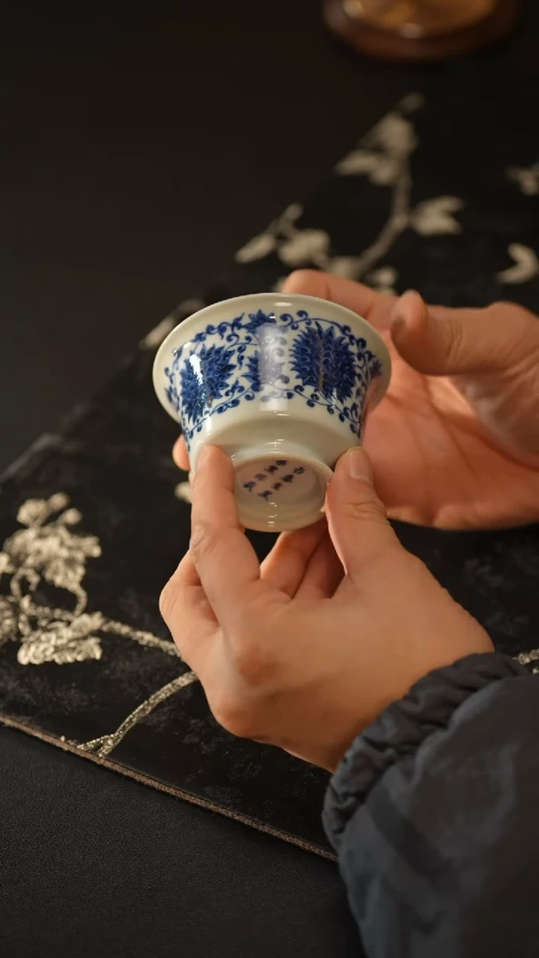 蕉叶纹釉里红壶承