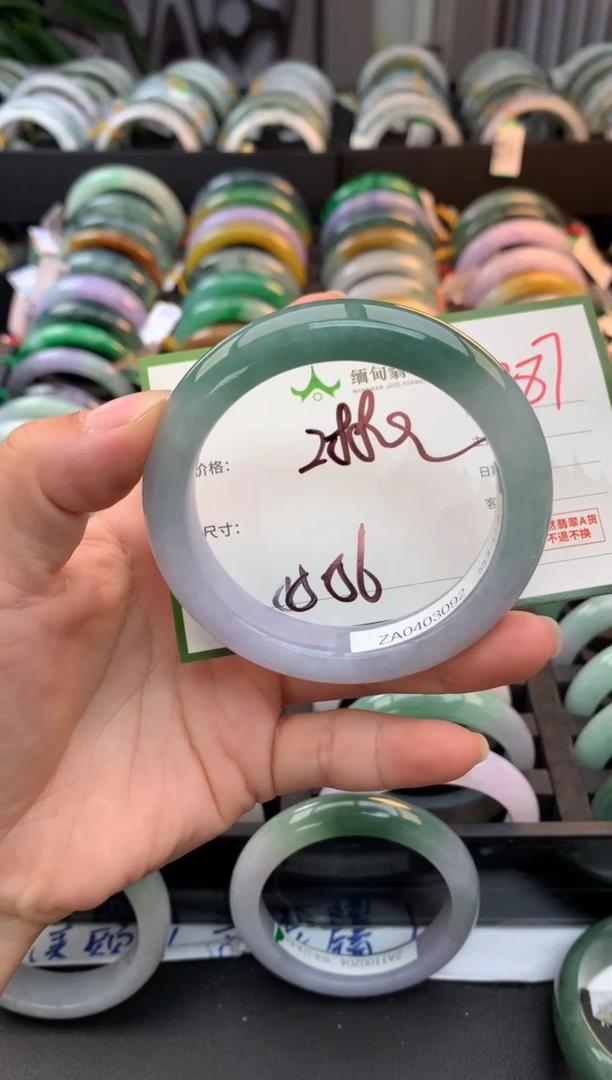 未镶嵌定制翡翠毛货需精细抛光+多人