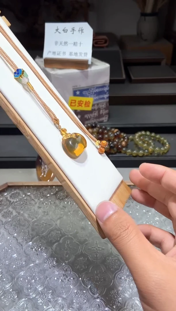 琥珀颈饰未镶嵌苹果