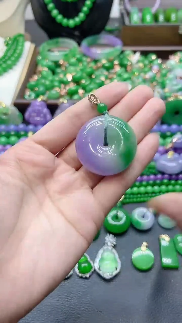 吊坠(赠链)未镶嵌翡翠春彩大面包扣