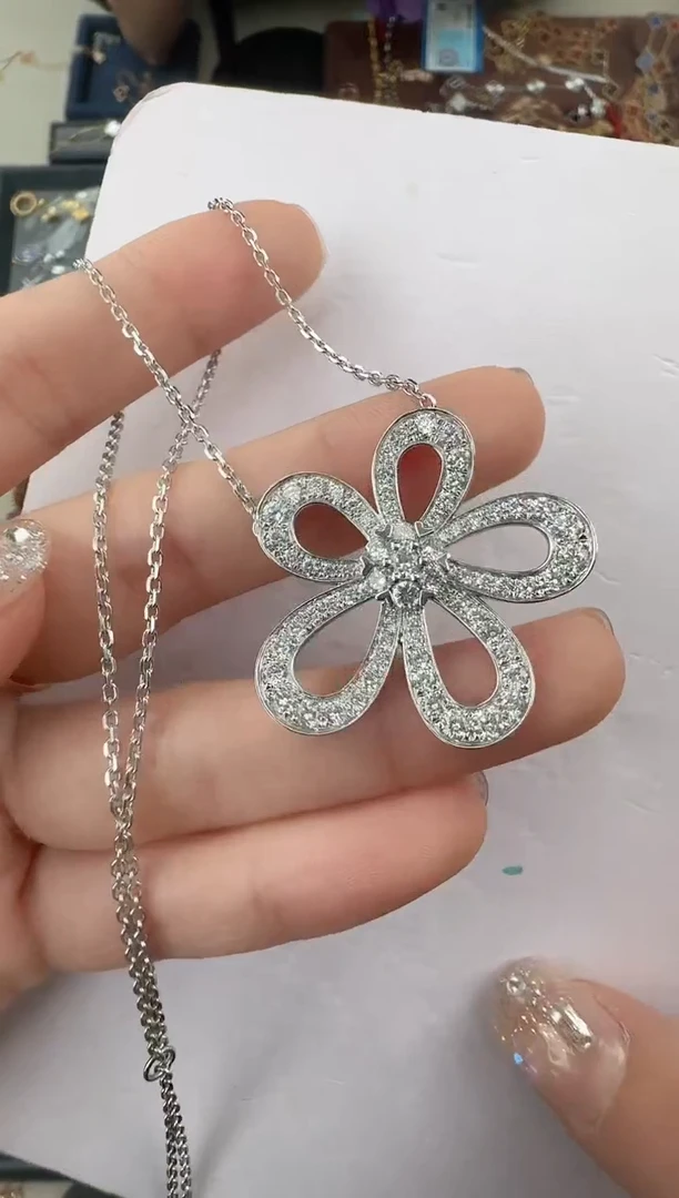 【闪购商品】合成钻石颈饰铂Pt950镶嵌格桑花项链