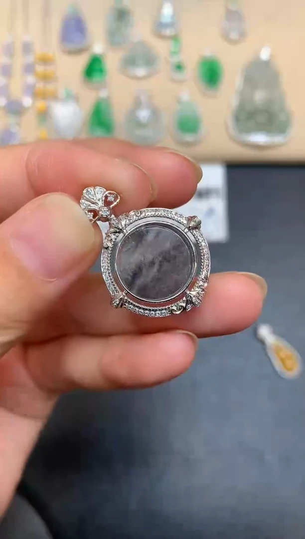 颈饰18K金镶嵌翡翠无事牌【无服务费