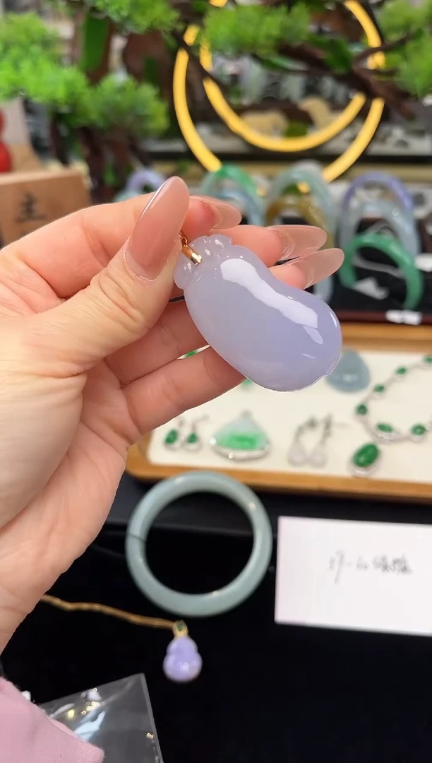 颈饰18K金镶嵌翡翠吊坠