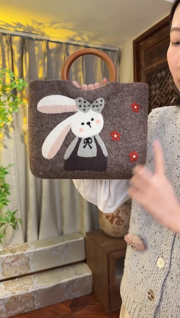 羊毛非遗羊毛毡包 圆木中拖三花兔