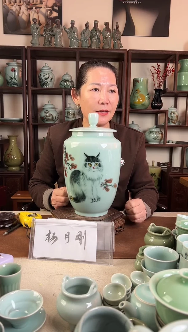 釉中彩 猫画 盖罐L