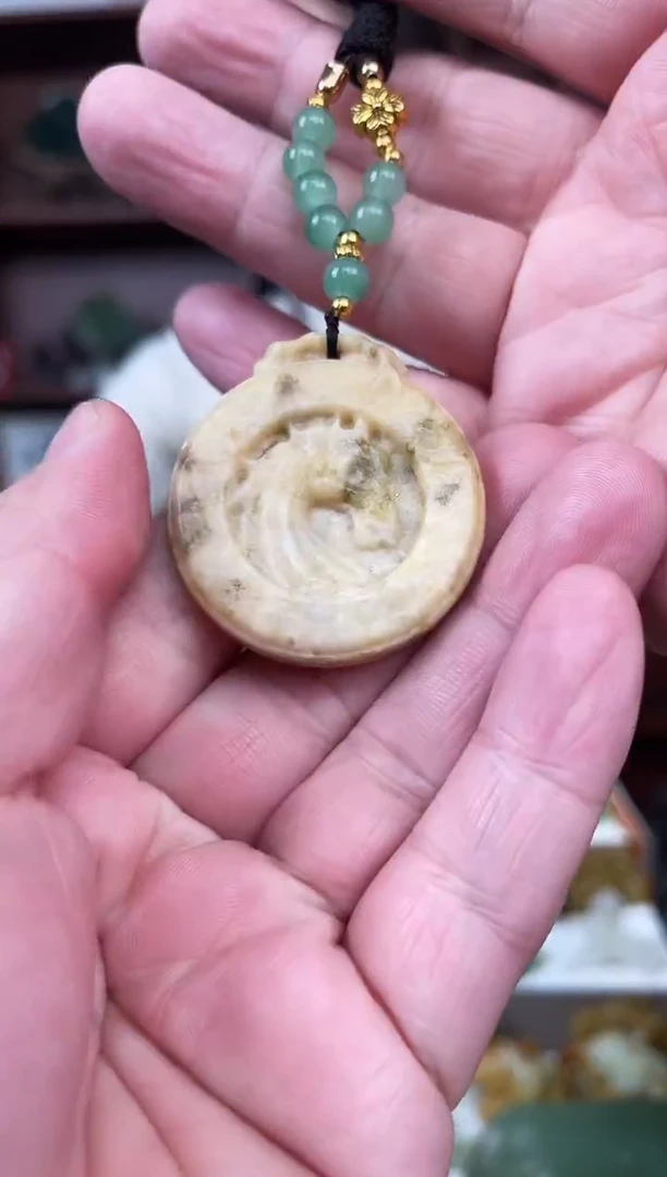 未镶嵌蛇纹石玉颈饰`