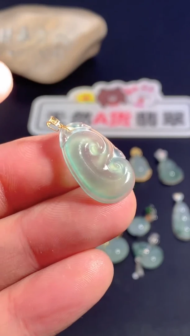 颈饰18K金镶嵌翡翠