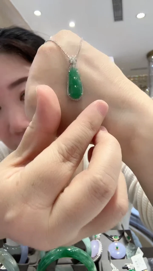 颈饰18K金镶嵌翡翠【31】绿豆子