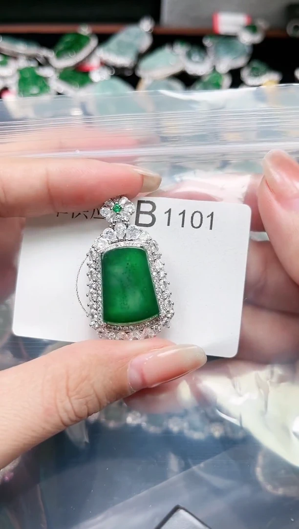 【闪购商品】翡翠颈饰未镶嵌赠皮绳1101