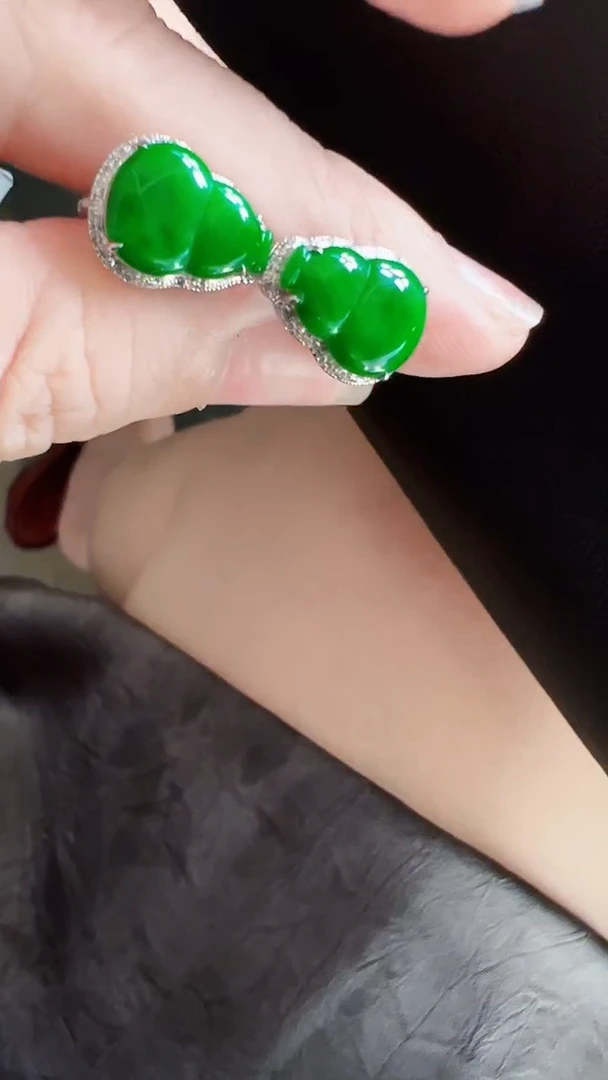 颈饰18K金镶嵌翡翠耳包