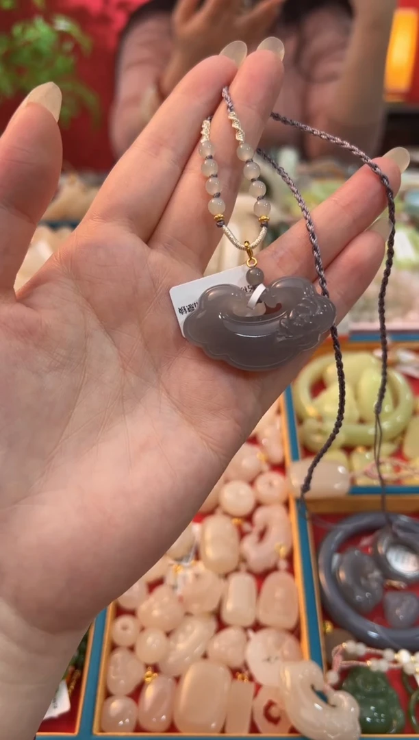 【闪购商品】和田玉吊坠未镶嵌冰烟紫大号如意锁