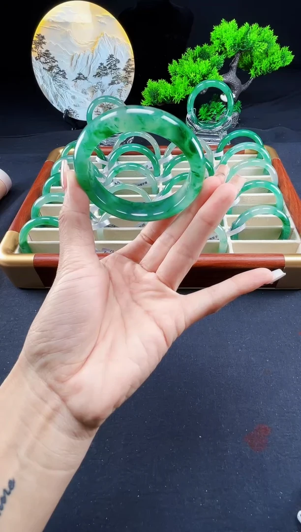 未镶嵌手镯石英质玉(非洲翠)手镯