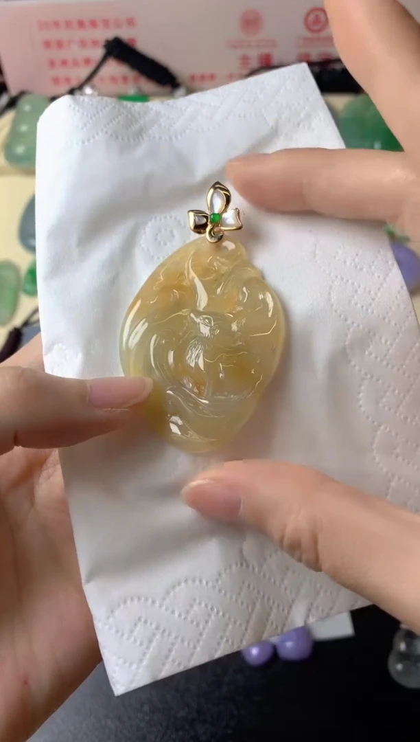 18K金镶嵌戒指翡翠小*山吊坠
