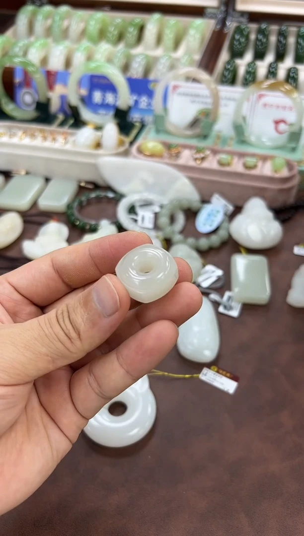 颈饰未镶嵌和田玉野牛沟玉琮