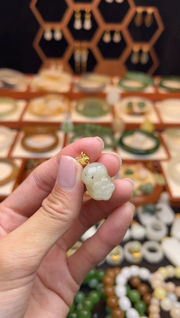 18K金镶嵌和田玉挂件放漏